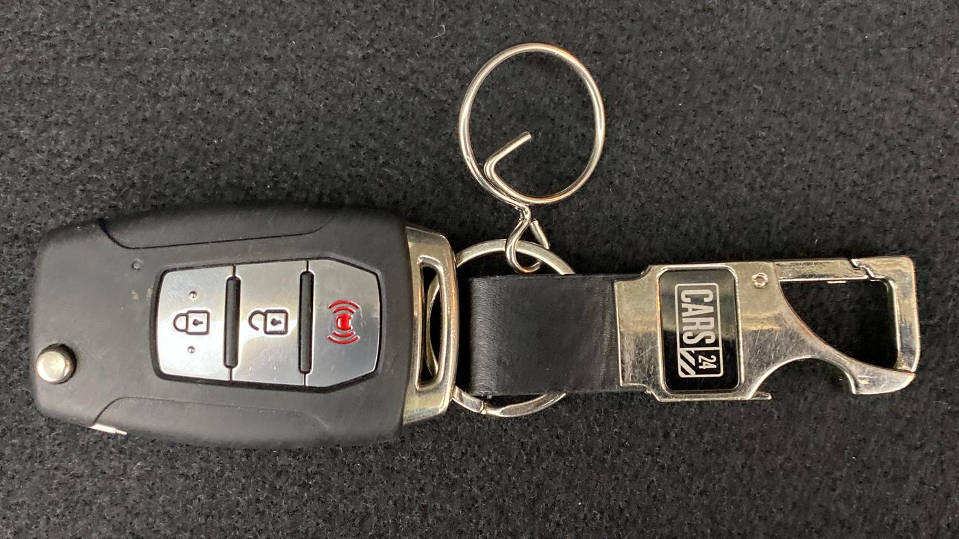 2020 Mahindra XUV300 W8 (O) DIESEL  AT, Diesel, Automatic, 27,041 km, Key Close Up