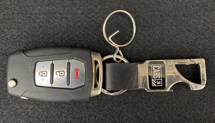 2020 Mahindra XUV300 W8 (O) DIESEL  AT, Diesel, Automatic, 27,041 km, Key Close Up