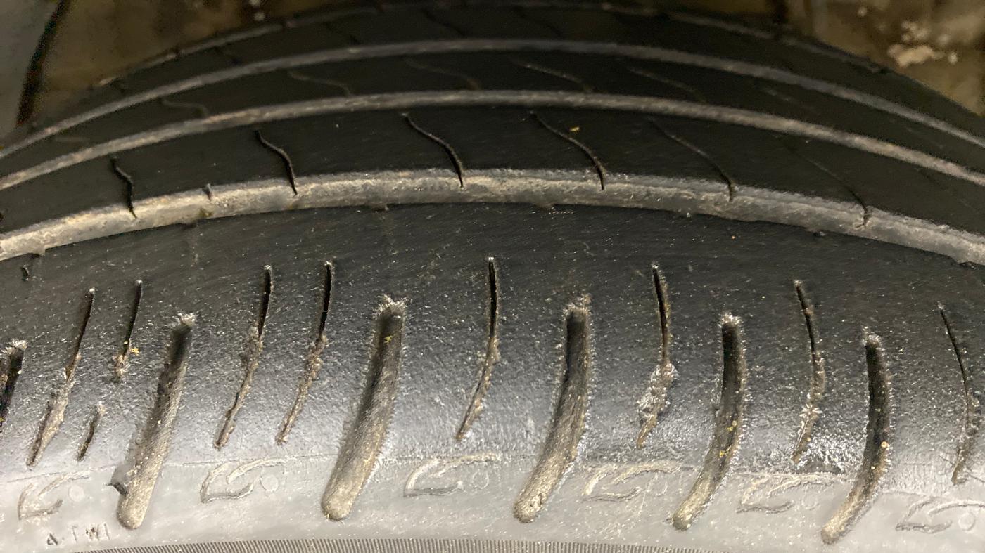 2020 Mahindra XUV300 W8 (O) DIESEL  AT, Diesel, Automatic, 27,041 km, Right Front Tyre Tread