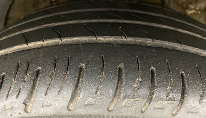 2020 Mahindra XUV300 W8 (O) DIESEL  AT, Diesel, Automatic, 27,041 km, Right Front Tyre Tread