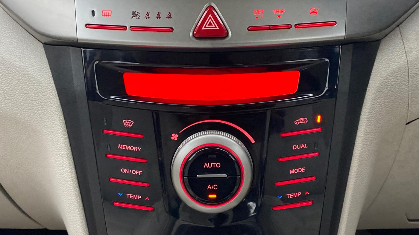 2020 Mahindra XUV300 W8 (O) DIESEL  AT, Diesel, Automatic, 27,041 km, Automatic Climate Control