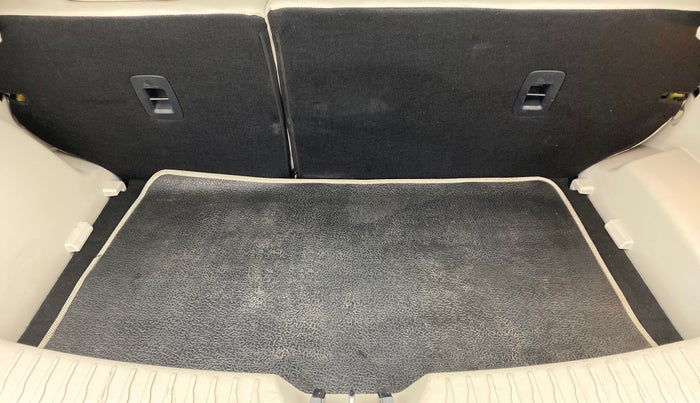 2020 Mahindra XUV300 W8 (O) DIESEL  AT, Diesel, Automatic, 27,041 km, Boot Inside