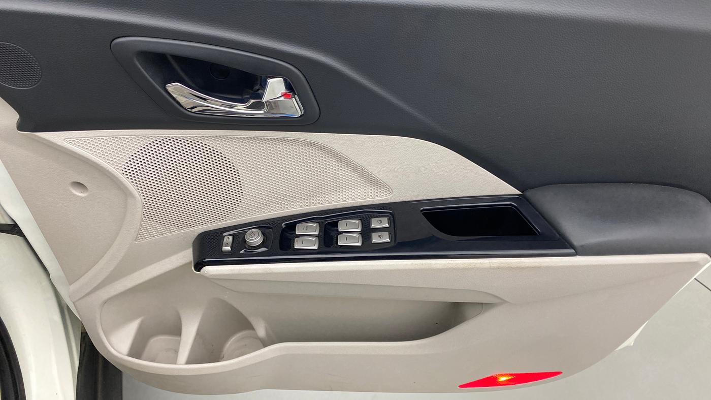 2020 Mahindra XUV300 W8 (O) DIESEL  AT, Diesel, Automatic, 27,041 km, Driver Side Door Panels Control