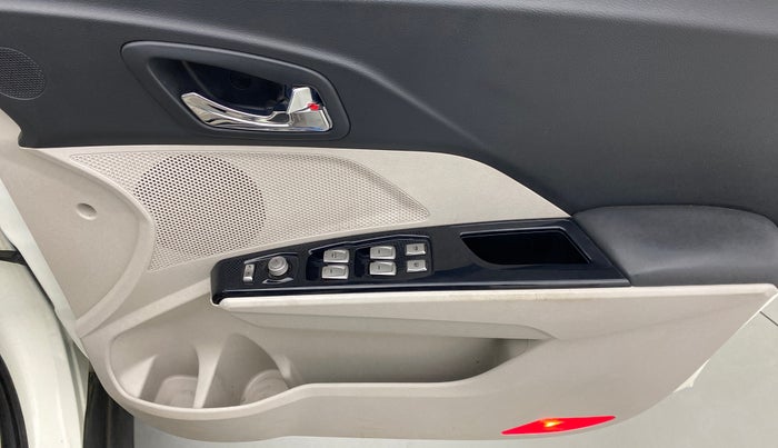 2020 Mahindra XUV300 W8 (O) DIESEL  AT, Diesel, Automatic, 27,041 km, Driver Side Door Panels Control