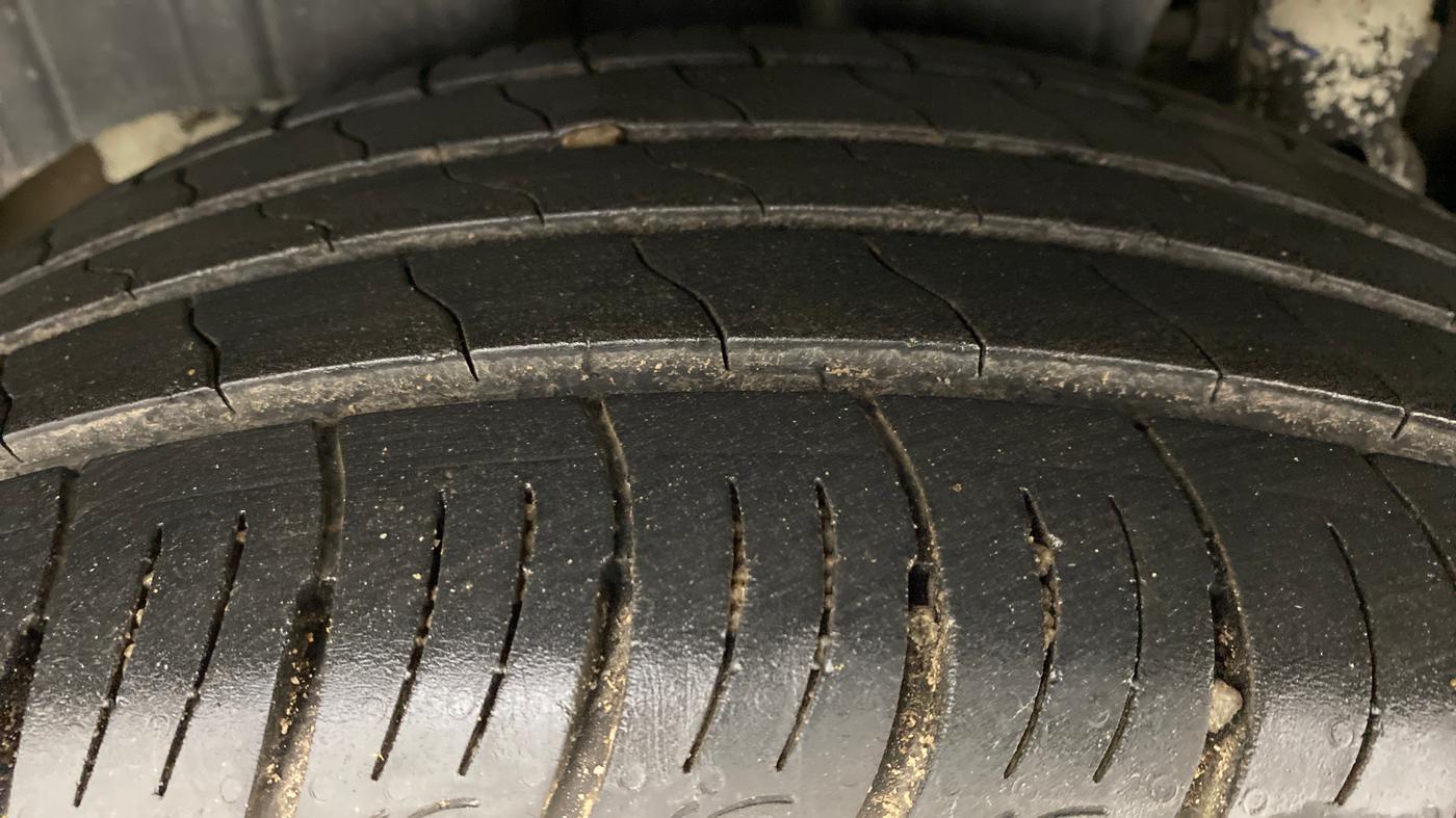2020 Mahindra XUV300 W8 (O) DIESEL  AT, Diesel, Automatic, 27,041 km, Right Rear Tyre Tread