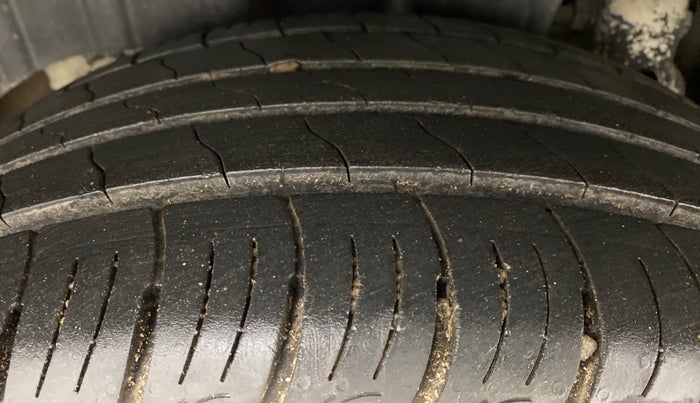2020 Mahindra XUV300 W8 (O) DIESEL  AT, Diesel, Automatic, 27,041 km, Right Rear Tyre Tread