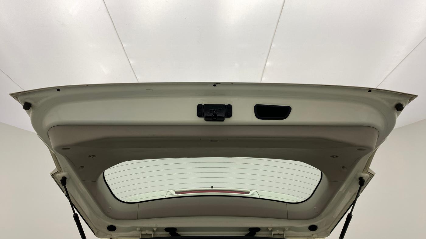 2020 Mahindra XUV300 W8 (O) DIESEL  AT, Diesel, Automatic, 27,041 km, Boot Door Open