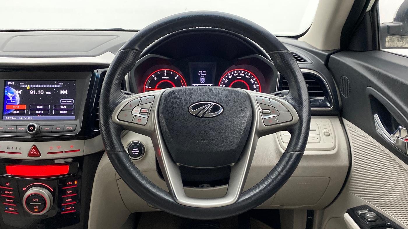 2020 Mahindra XUV300 W8 (O) DIESEL  AT, Diesel, Automatic, 27,041 km, Steering Wheel Close Up