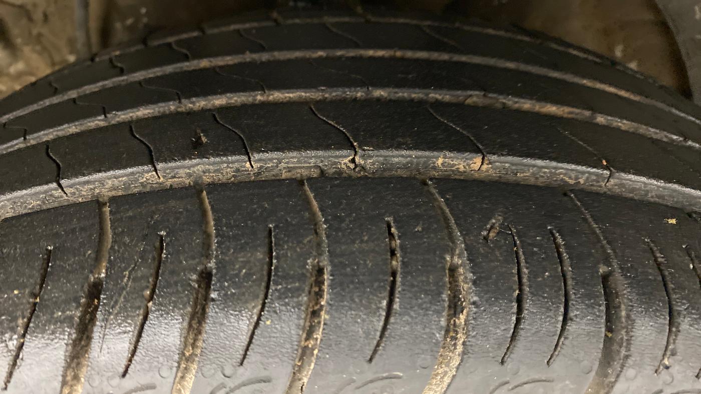 2020 Mahindra XUV300 W8 (O) DIESEL  AT, Diesel, Automatic, 27,041 km, Left Front Tyre Tread