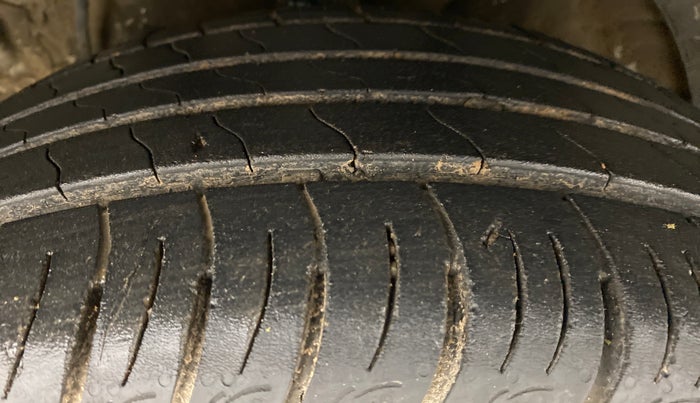 2020 Mahindra XUV300 W8 (O) DIESEL  AT, Diesel, Automatic, 27,041 km, Left Front Tyre Tread