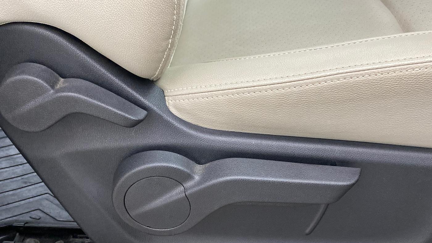 2018 Mahindra MARAZZO M8 7 STR, Diesel, Manual, 16,097 km, Driver Side Adjustment Panel