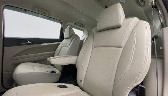 2018 Mahindra MARAZZO M8 7 STR, Diesel, Manual, 16,097 km, Right Side Rear Door Cabin