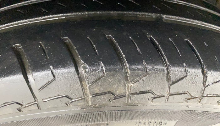 2017 Maruti Swift VDI, Diesel, Manual, 99,975 km, Right Front Tyre Tread