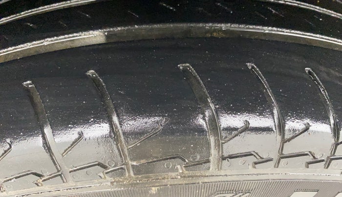 2017 Maruti Swift VDI, Diesel, Manual, 99,975 km, Left Front Tyre Tread