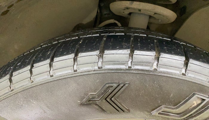 2021 Mahindra XUV500 W9, Diesel, Manual, 1,00,157 km, Right Front Tyre Tread