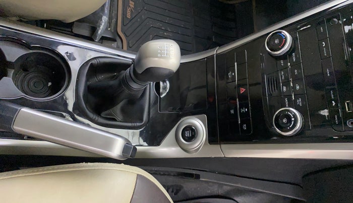 2021 Mahindra XUV500 W9, Diesel, Manual, 1,00,157 km, Gear Lever