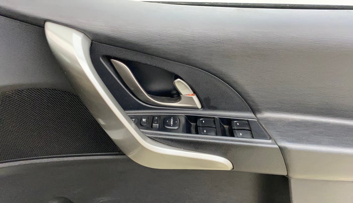 2021 Mahindra XUV500 W9, Diesel, Manual, 1,00,157 km, Driver Side Door Panels Control