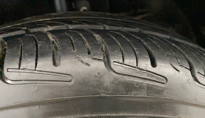 2015 Maruti Baleno DELTA PETROL 1.2, Petrol, Manual, 86,502 km, Right Front Tyre Tread