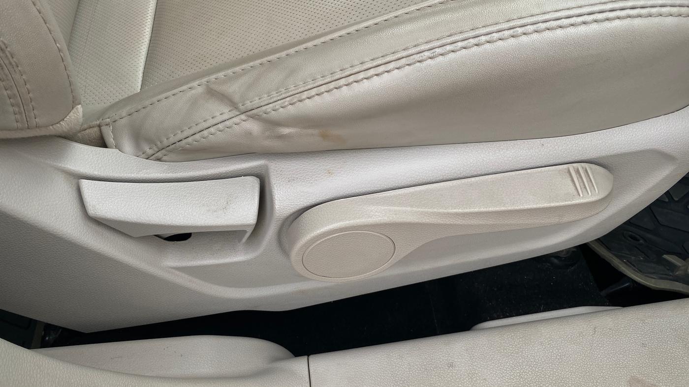 2020 Mahindra XUV300 W8 (O) 1.2 PETROL, Petrol, Manual, 56,459 km, Driver Side Adjustment Panel