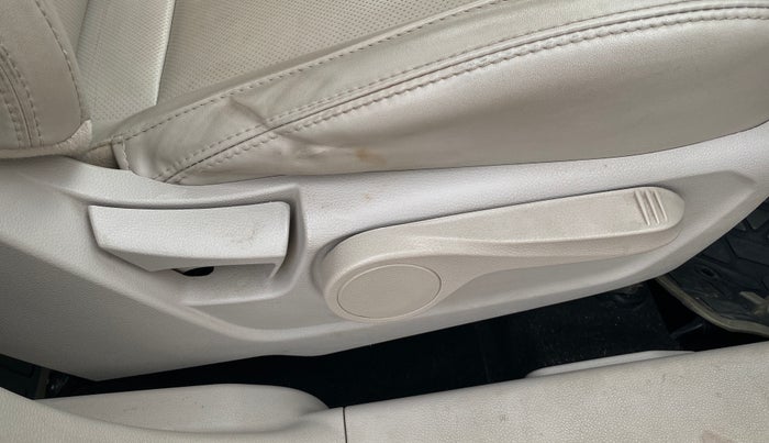 2020 Mahindra XUV300 W8 (O) 1.2 PETROL, Petrol, Manual, 56,520 km, Driver Side Adjustment Panel