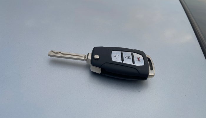 2020 Mahindra XUV300 W8 (O) 1.2 PETROL, Petrol, Manual, 56,520 km, Key Close Up