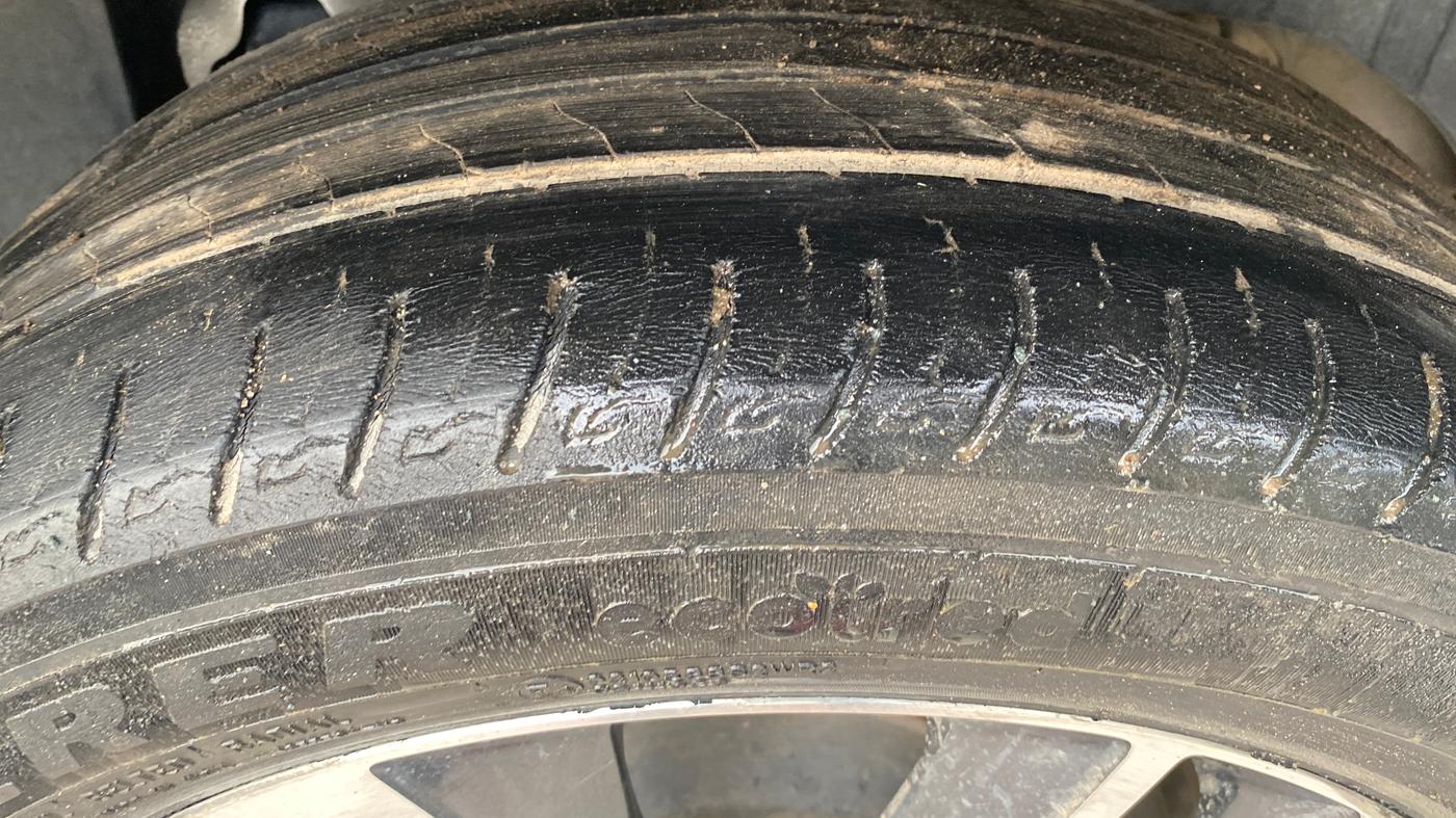 2020 Mahindra XUV300 W8 (O) 1.2 PETROL, Petrol, Manual, 56,459 km, Left Rear Tyre Tread