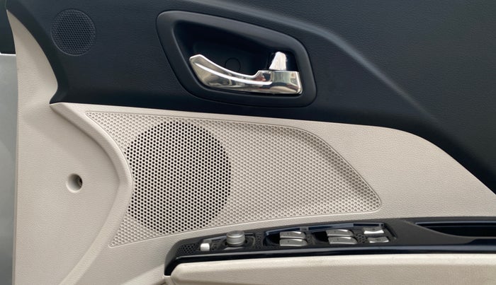 2020 Mahindra XUV300 W8 (O) 1.2 PETROL, Petrol, Manual, 56,520 km, Driver Side Door Panels Control