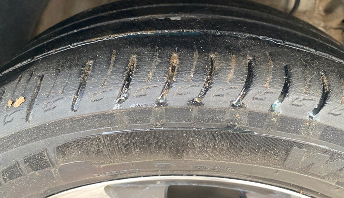 2020 Mahindra XUV300 W8 (O) 1.2 PETROL, Petrol, Manual, 56,520 km, Right Front Tyre Tread