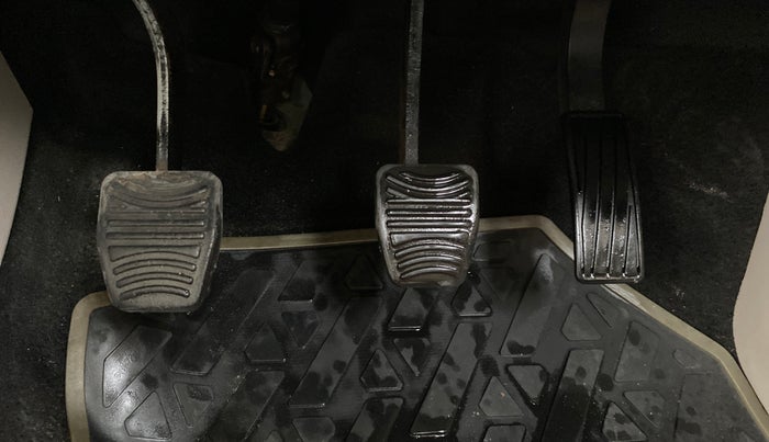 2020 Mahindra XUV300 W8 (O) 1.2 PETROL, Petrol, Manual, 56,520 km, Pedals