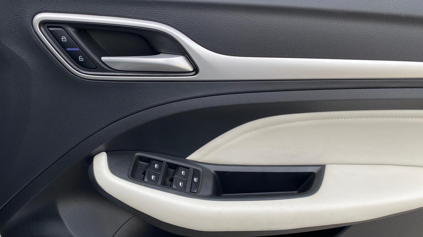 2024 MG ASTOR Sprint 1.5 MT (Ivory), Petrol, Manual, 9,203 km, Driver Side Door Panels Control