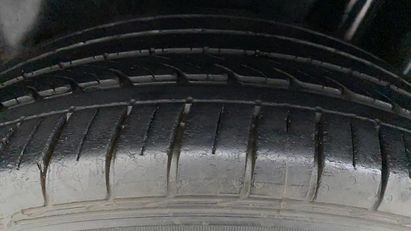 2018 Maruti Ciaz ALPHA 1.4 VVT AMT, Petrol, Automatic, 46,984 km, Right Front Tyre Tread