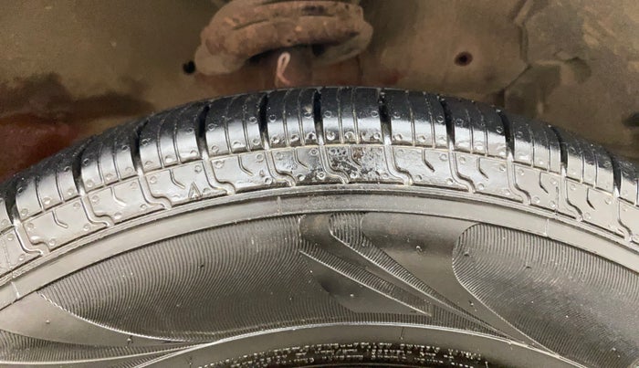 2014 Maruti Swift VXI, Petrol, Manual, 1,44,858 km, Right Front Tyre Tread