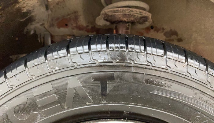 2014 Maruti Swift VXI, Petrol, Manual, 1,44,858 km, Left Front Tyre Tread