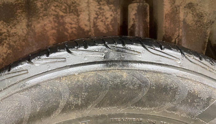 2014 Maruti Swift VXI, Petrol, Manual, 1,44,858 km, Left Rear Tyre Tread