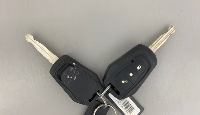 2016 Mahindra Kuv100 K8 6 STR, Petrol, Manual, 38,720 km, Key Close Up