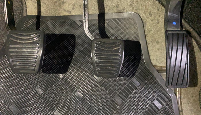 2016 Mahindra Kuv100 K8 6 STR, Petrol, Manual, 38,720 km, Pedals