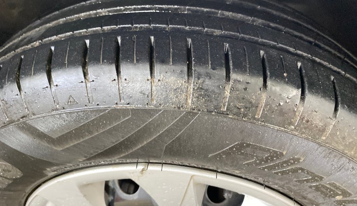 2015 Hyundai Elite i20 MAGNA 1.2, Petrol, Manual, 27,549 km, Right Front Tyre Tread