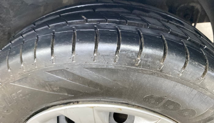 2015 Hyundai Elite i20 MAGNA 1.2, Petrol, Manual, 27,549 km, Left Rear Tyre Tread