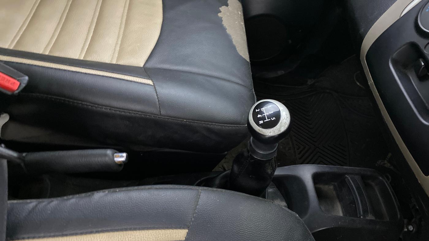 2013 Maruti Wagon R 1.0 VXI, Petrol, Manual, 1,31,557 km, Gear Lever