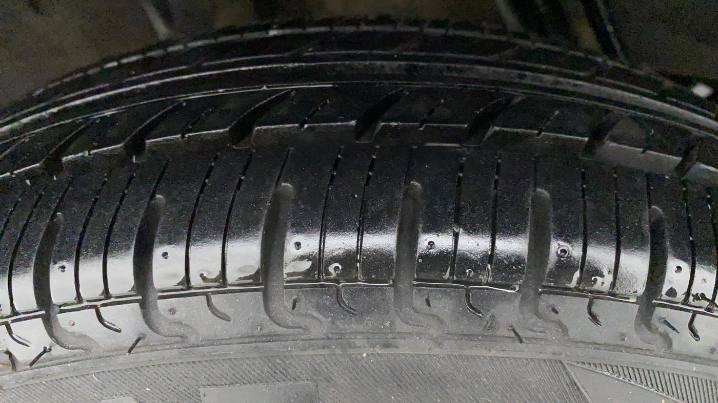 2017 Renault Kwid RXT, Petrol, Manual, 12,398 km, Right Front Tyre Tread
