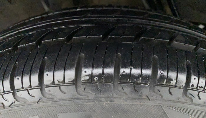 2017 Renault Kwid RXT, Petrol, Manual, 12,398 km, Right Front Tyre Tread
