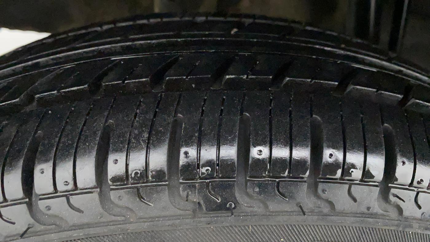 2017 Renault Kwid RXT, Petrol, Manual, 12,398 km, Left Front Tyre Tread