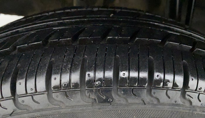 2017 Renault Kwid RXT, Petrol, Manual, 12,398 km, Left Front Tyre Tread