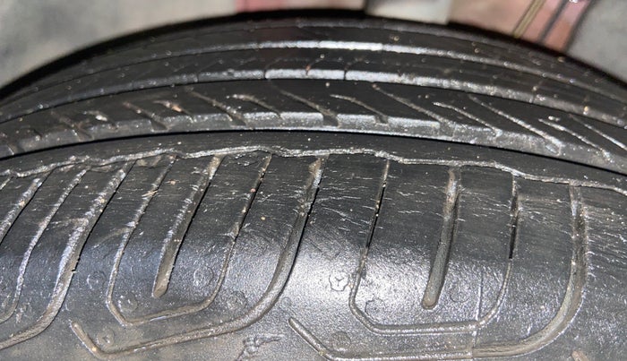 2022 Volkswagen TAIGUN TOPLINE 1.0 TSI MT, Petrol, Manual, 39,605 km, Left Front Tyre Tread