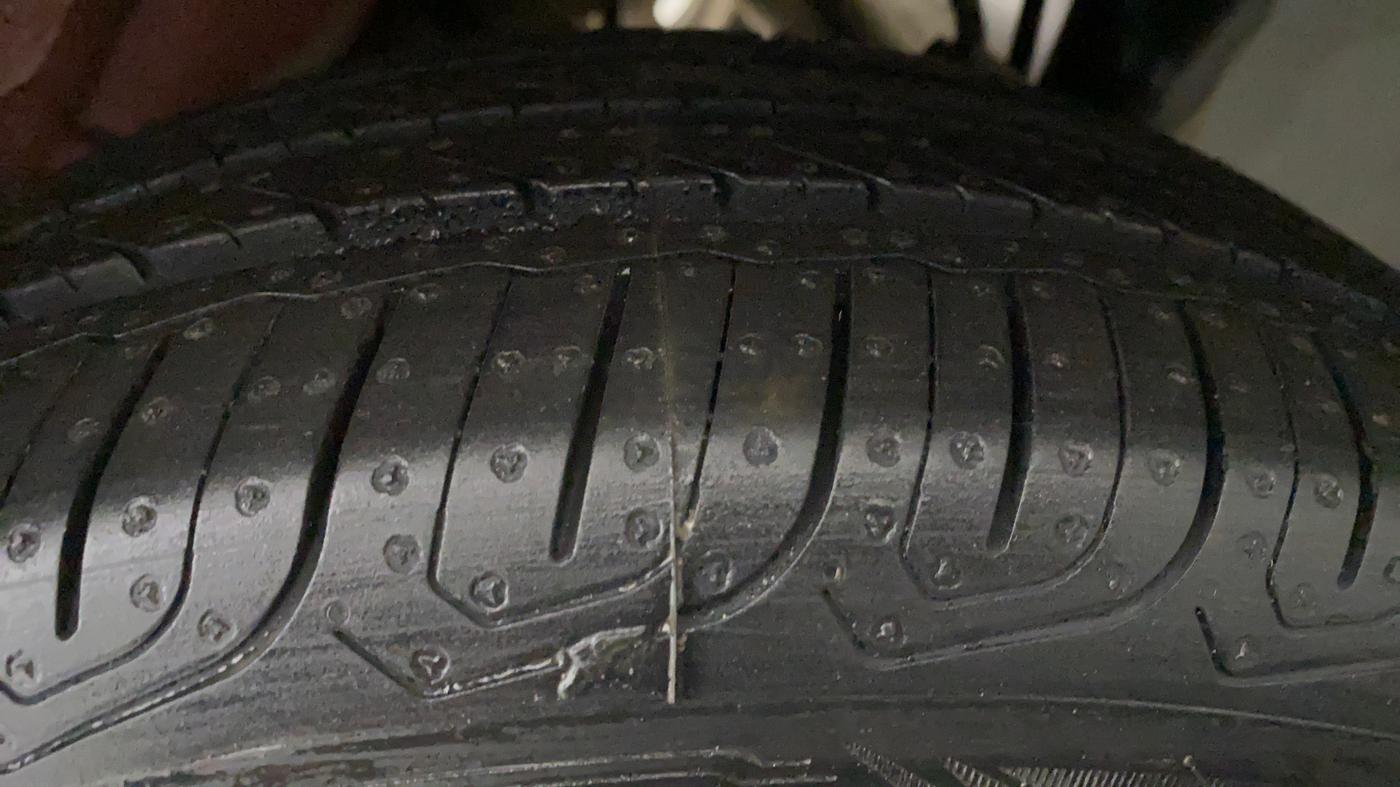 2018 Mahindra KUV 100 NXT K8 P 6 STR DUAL TONE, Petrol, Manual, 53,588 km, Left Rear Tyre Tread