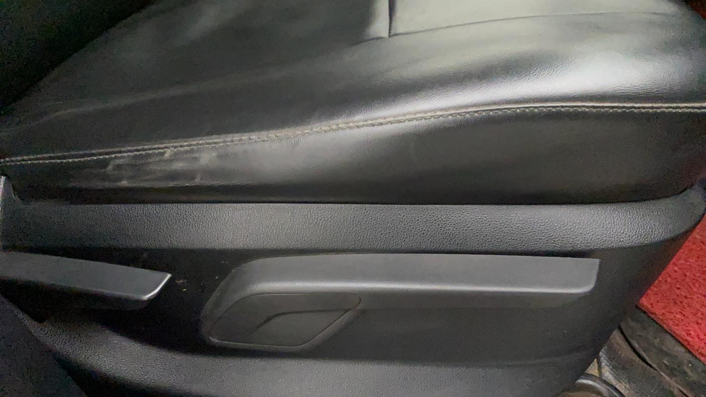 2018 Mahindra KUV 100 NXT K8 P 6 STR DUAL TONE, Petrol, Manual, 53,588 km, Driver Side Adjustment Panel