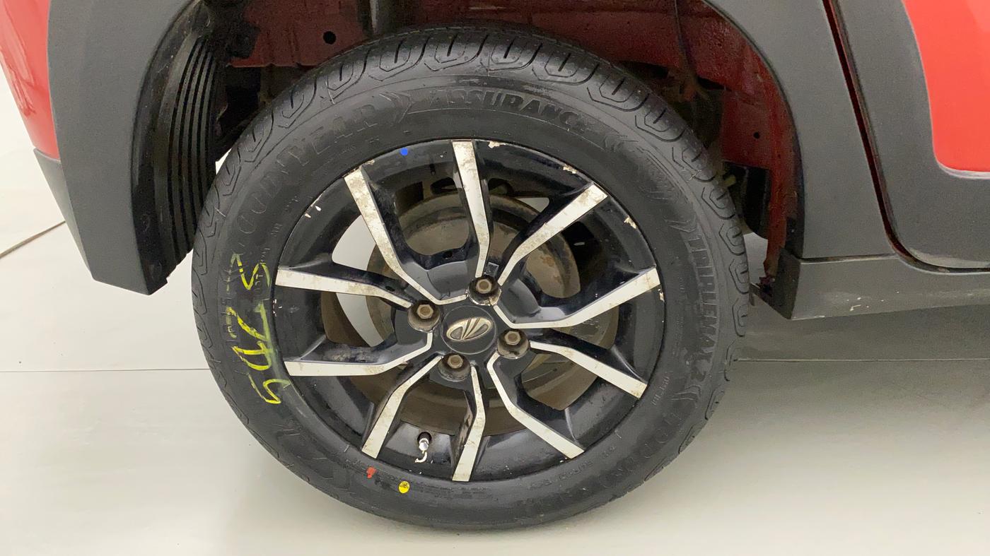 2018 Mahindra KUV 100 NXT K8 P 6 STR DUAL TONE, Petrol, Manual, 53,588 km, Right Rear Wheel