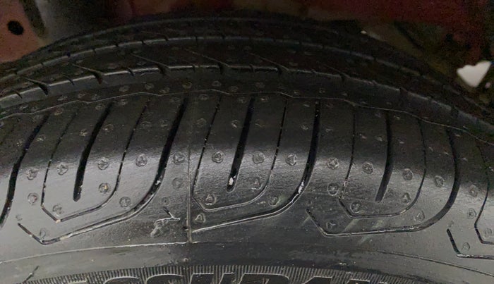 2018 Mahindra KUV 100 NXT K8 P 6 STR DUAL TONE, Petrol, Manual, 53,588 km, Right Front Tyre Tread