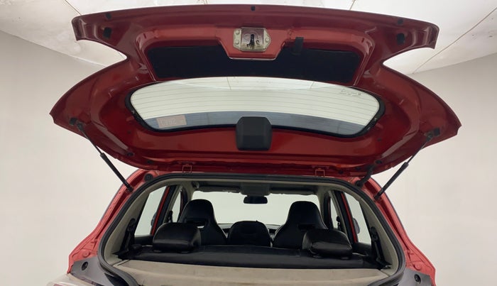2018 Mahindra KUV 100 NXT K8 P 6 STR DUAL TONE, Petrol, Manual, 53,588 km, Boot Door Open
