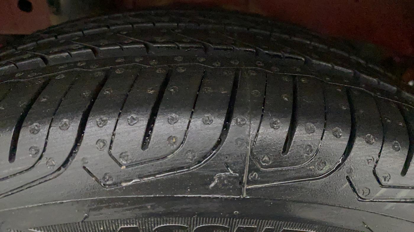 2018 Mahindra KUV 100 NXT K8 P 6 STR DUAL TONE, Petrol, Manual, 53,588 km, Left Front Tyre Tread